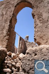 Arbeiter beim Sanieren der Stadtmauer und angrenzenden Gebäuden