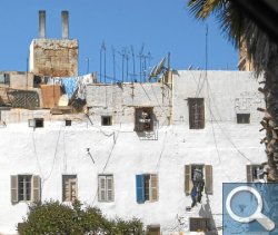 Häuserfassade in Casablanca mit direkter Verdrahtung