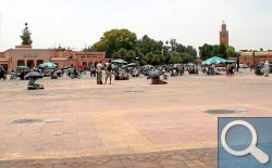 Platz Djemaa el Fna und das Minarett der Koutoubia 